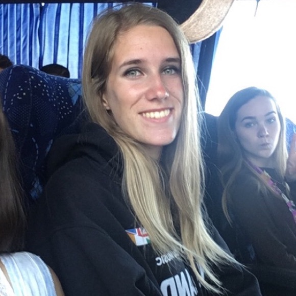 Meet your Posher, Jillian - Picture 2 of 3